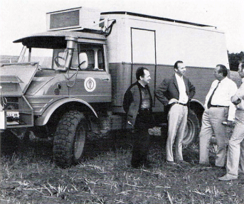 Meßwagen, v. I. n. r. Meßtruppleiter Göll und Kuttner von der ÖMV, Dr. L. Erlinghagen und Servicetechniker R. Christ