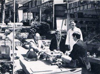 Park-Restaurant in Fukuoka v. I. n. r. H. Veersmann, W. Schmelz, K. H. Rischke, unsere Gastgeberin, V. Fieguth