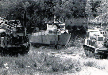 Bohrgeräte und Versorgungspinasse in der Lagune